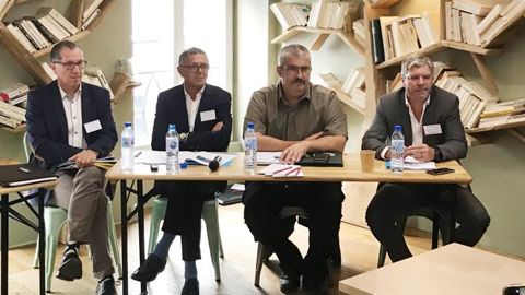 Le président du Snia François Cholat (deuxième en partant de la droite), entouré de ses vice-présidents Jean Michel Boussit (Axéréal élevage), Pascal Pringault (RAGT Plateau central) et Ludovic Michel (Aliments Michel). © SNIA